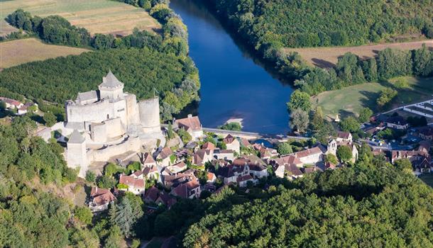 Le Château de Castelnaud près du Camping La Plage, camping 3 étoiles avec piscine, location de mobil homes, accès direct rivière, près de Sarlat et Lascaux en Dordogne Périgord Noir