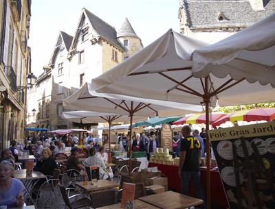Sarlat près du Camping La Plage, camping 3 étoiles avec piscine, location de mobil homes, accès direct rivière, près de Castelnaud et Lascaux en Dordogne Périgord Noir