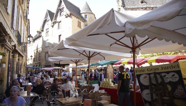 Sarlat près du Camping La Plage, camping 3 étoiles avec piscine, location de mobil homes, accès direct rivière, près de Castelnaud et Lascaux en Dordogne Périgord Noir
