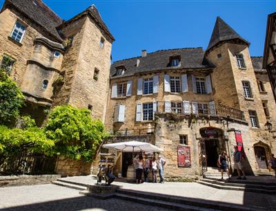 Sarlat près du Camping La Plage, camping 3 étoiles avec piscine, location de mobil homes, accès direct rivière, près de Castelnaud et Lascaux en Dordogne Périgord Noir