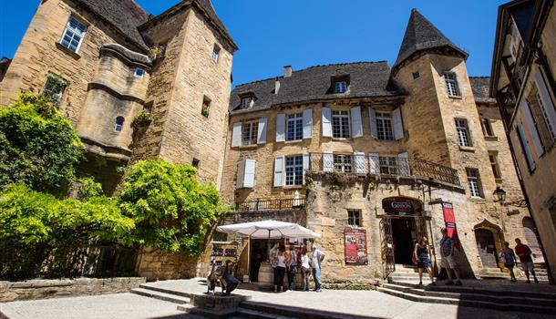Sarlat près du Camping La Plage, camping 3 étoiles avec piscine, location de mobil homes, accès direct rivière, près de Castelnaud et Lascaux en Dordogne Périgord Noir