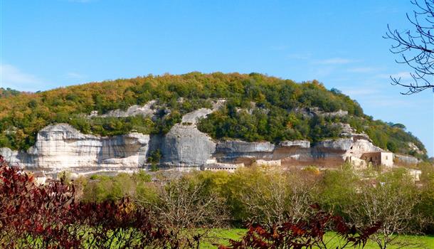 Les Eysies-de-Tayac près du Camping La Plage, camping 3 étoiles avec piscine, location de mobil homes, accès direct rivière, près de Sarlat, Castelnaud et Lascaux en Dordogne Périgord Noir