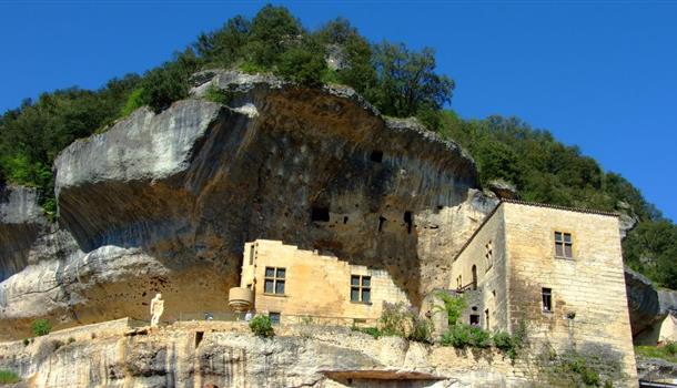 Les Eysies-de-Tayac près du Camping La Plage, camping 3 étoiles avec piscine, location de mobil homes, accès direct rivière, près de Sarlat, Castelnaud et Lascaux en Dordogne Périgord Noir