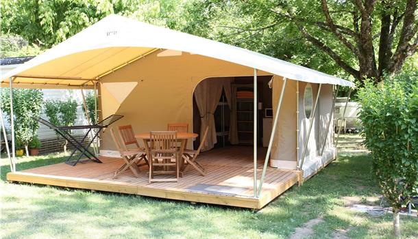 Location tentes aménagées au Camping La Plage, camping 3 étoiles avec piscine, location de mobil homes, accès direct rivière, près de Sarlat, Castelnaud et Lascaux en Dordogne Périgord Noir