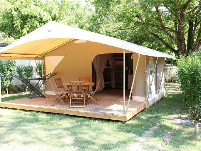 Location tentes aménagées au Camping La Plage, camping 3 étoiles avec piscine, location de mobil homes, accès direct rivière, près de Sarlat, Castelnaud et Lascaux en Dordogne Périgord Noir