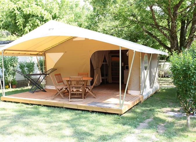 Location tentes aménagées au Camping La Plage, camping 3 étoiles avec piscine, location de mobil homes, accès direct rivière, près de Sarlat, Castelnaud et Lascaux en Dordogne Périgord Noir - 