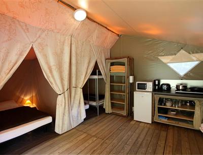 Location tentes aménagées au Camping La Plage, camping 3 étoiles avec piscine, location de mobil homes, accès direct rivière, près de Sarlat, Castelnaud et Lascaux en Dordogne Périgord Noir