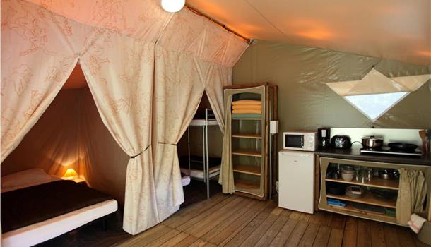 Location tentes aménagées au Camping La Plage, camping 3 étoiles avec piscine, location de mobil homes, accès direct rivière, près de Sarlat, Castelnaud et Lascaux en Dordogne Périgord Noir