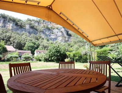 Location tentes aménagées au Camping La Plage, camping 3 étoiles avec piscine, location de mobil homes, accès direct rivière, près de Sarlat, Castelnaud et Lascaux en Dordogne Périgord Noir