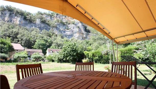 Location tentes aménagées au Camping La Plage, camping 3 étoiles avec piscine, location de mobil homes, accès direct rivière, près de Sarlat, Castelnaud et Lascaux en Dordogne Périgord Noir