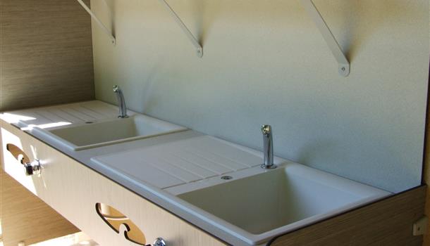 Emplacements camping caravaning au Camping La Plage, camping 3 étoiles avec piscine, location de mobil homes, accès direct rivière, près de Sarlat, Castelnaud et Lascaux en Dordogne Périgord Noir