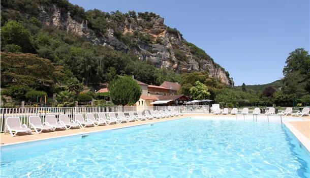 Piscine et pataugeoire au Camping La Plage, camping 3 étoiles, location de mobil homes, accès direct rivière, près de Sarlat, Castelnaud et Lascaux en Dordogne Périgord Noir