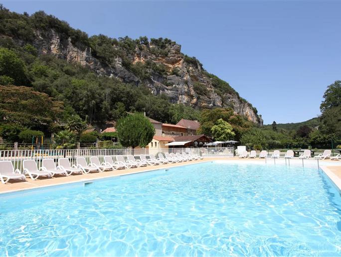 Piscine et pataugeoire au Camping La Plage, camping 3 étoiles, location de mobil homes, accès direct rivière, près de Sarlat, Castelnaud et Lascaux en Dordogne Périgord Noir