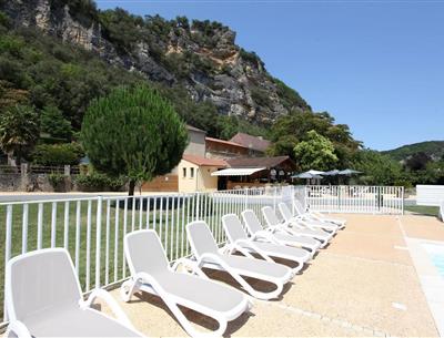 Piscine et pataugeoire au Camping La Plage, camping 3 étoiles, location de mobil homes, accès direct rivière, près de Sarlat, Castelnaud et Lascaux en Dordogne Périgord Noir