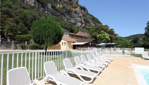 Piscine et pataugeoire au Camping La Plage, camping 3 étoiles, location de mobil homes, accès direct rivière, près de Sarlat, Castelnaud et Lascaux en Dordogne Périgord Noir