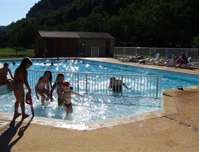 Piscine et pataugeoire au Camping La Plage, camping 3 étoiles, location de mobil homes, accès direct rivière, près de Sarlat, Castelnaud et Lascaux en Dordogne Périgord Noir