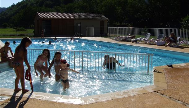 Piscine et pataugeoire au Camping La Plage, camping 3 étoiles, location de mobil homes, accès direct rivière, près de Sarlat, Castelnaud et Lascaux en Dordogne Périgord Noir
