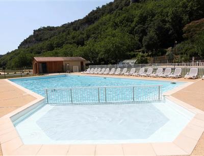 Piscine et pataugeoire au Camping La Plage, camping 3 étoiles, location de mobil homes, accès direct rivière, près de Sarlat, Castelnaud et Lascaux en Dordogne Périgord Noir