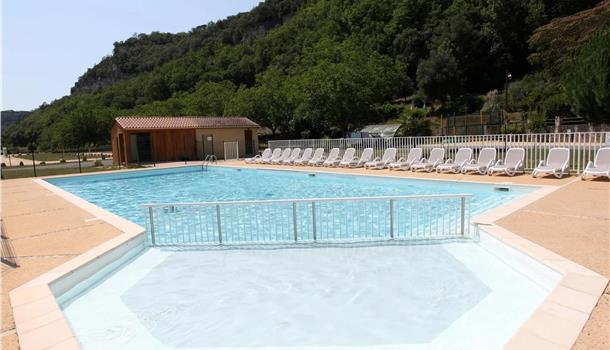 Piscine et pataugeoire au Camping La Plage, camping 3 étoiles, location de mobil homes, accès direct rivière, près de Sarlat, Castelnaud et Lascaux en Dordogne Périgord Noir