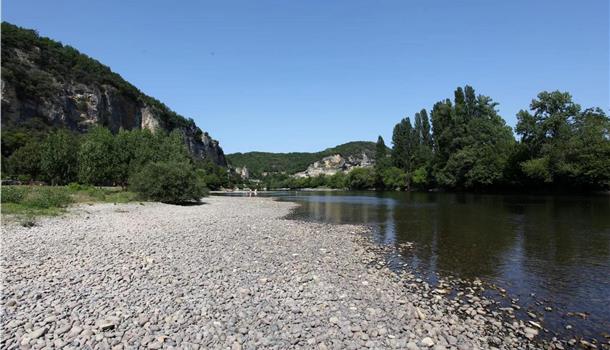 Accès direct rivière Dordogne au Camping La Plage, camping 3 étoiles avec piscine, location de mobil homes près de Sarlat, Castelnaud et Lascaux en Dordogne Périgord Noir