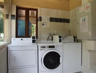 Les services du Camping La Plage, camping 3 étoiles avec piscine, location de mobil homes, accès direct rivière, près de Sarlat, Castelnaud et Lascaux en Dordogne Périgord Noir