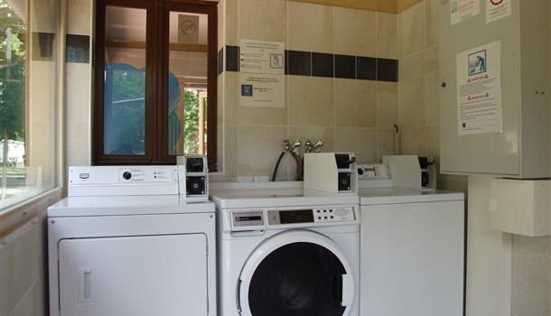 Les services du Camping La Plage, camping 3 étoiles avec piscine, location de mobil homes, accès direct rivière, près de Sarlat, Castelnaud et Lascaux en Dordogne Périgord Noir