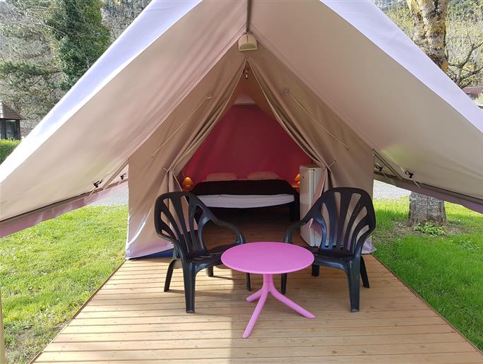 Location tentes aménagées au Camping La Plage, camping 3 étoiles avec piscine, location de mobil homes, accès direct rivière, près de Sarlat, Castelnaud et Lascaux en Dordogne Périgord Noir
