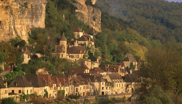 La Roque Gageac près du Camping La Plage, camping 3 étoiles avec piscine, location de mobil homes, accès direct rivière, près de Sarlat, Castelnaud et Lascaux en Dordogne Périgord Noir