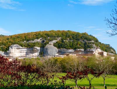 Les Eysies près du Camping La Plage, camping 3 étoiles avec piscine, location de mobil homes, accès direct rivière, près de Sarlat, Castelnaud et Lascaux en Dordogne Périgord Noir