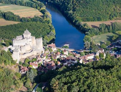 Le Château de Castelnaud près du Camping La Plage, camping 3 étoiles avec piscine, location de mobil homes, accès direct rivière, près de Sarlat et Lascaux en Dordogne Périgord Noir