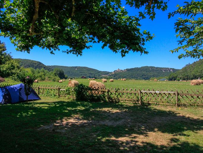 Emplacements camping caravaning au Camping La Plage, camping 3 étoiles avec piscine, location de mobil homes, accès direct rivière, près de Sarlat, Castelnaud et Lascaux en Dordogne Périgord Noir