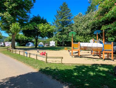 Emplacements camping caravaning au Camping La Plage, camping 3 étoiles avec piscine, location de mobil homes, accès direct rivière, près de Sarlat, Castelnaud et Lascaux en Dordogne Périgord Noir