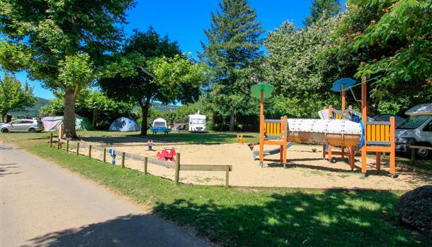 Emplacements camping caravaning au Camping La Plage, camping 3 étoiles avec piscine, location de mobil homes, accès direct rivière, près de Sarlat, Castelnaud et Lascaux en Dordogne Périgord Noir