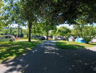 Emplacements camping caravaning au Camping La Plage, camping 3 étoiles avec piscine, location de mobil homes, accès direct rivière, près de Sarlat, Castelnaud et Lascaux en Dordogne Périgord Noir