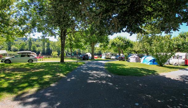 Emplacements camping caravaning au Camping La Plage, camping 3 étoiles avec piscine, location de mobil homes, accès direct rivière, près de Sarlat, Castelnaud et Lascaux en Dordogne Périgord Noir