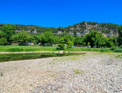 Emplacements camping caravaning au Camping La Plage, camping 3 étoiles avec piscine, location de mobil homes, accès direct rivière, près de Sarlat, Castelnaud et Lascaux en Dordogne Périgord Noir