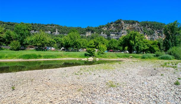 Emplacements camping caravaning au Camping La Plage, camping 3 étoiles avec piscine, location de mobil homes, accès direct rivière, près de Sarlat, Castelnaud et Lascaux en Dordogne Périgord Noir