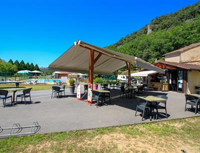 Emplacements camping caravaning au Camping La Plage, camping 3 étoiles avec piscine, location de mobil homes, accès direct rivière, près de Sarlat, Castelnaud et Lascaux en Dordogne Périgord Noir