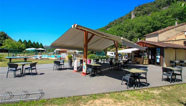 Emplacements camping caravaning au Camping La Plage, camping 3 étoiles avec piscine, location de mobil homes, accès direct rivière, près de Sarlat, Castelnaud et Lascaux en Dordogne Périgord Noir