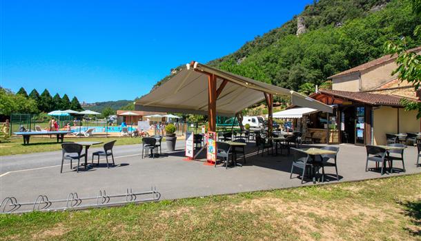 Le snack-bar du Camping La Plage, camping 3 étoiles avec piscine, location de mobil homes, accès direct rivière, près de Sarlat, Castelnaud et Lascaux en Dordogne Périgord Noir