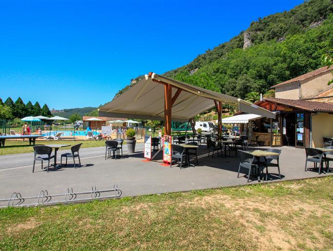 Le snack-bar du Camping La Plage, camping 3 étoiles avec piscine, location de mobil homes, accès direct rivière, près de Sarlat, Castelnaud et Lascaux en Dordogne Périgord Noir