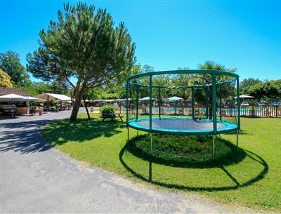 Le snack-bar du Camping La Plage, camping 3 étoiles avec piscine, location de mobil homes, accès direct rivière, près de Sarlat, Castelnaud et Lascaux en Dordogne Périgord Noir