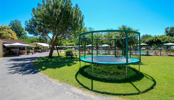 Le snack-bar du Camping La Plage, camping 3 étoiles avec piscine, location de mobil homes, accès direct rivière, près de Sarlat, Castelnaud et Lascaux en Dordogne Périgord Noir